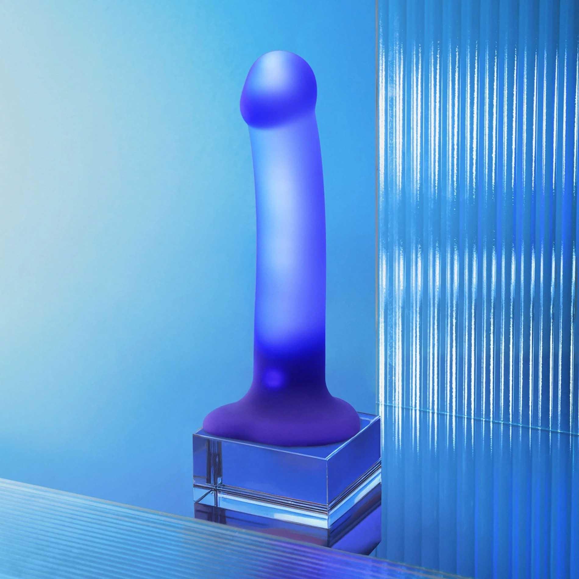 Dildo realistyczne LED fioletowe Straponme 18 cm M - obrazek 4