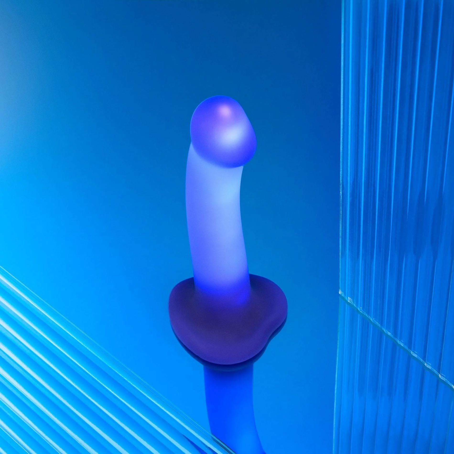 Dildo realistyczne LED fioletowe Straponme 18 cm M - obrazek 2
