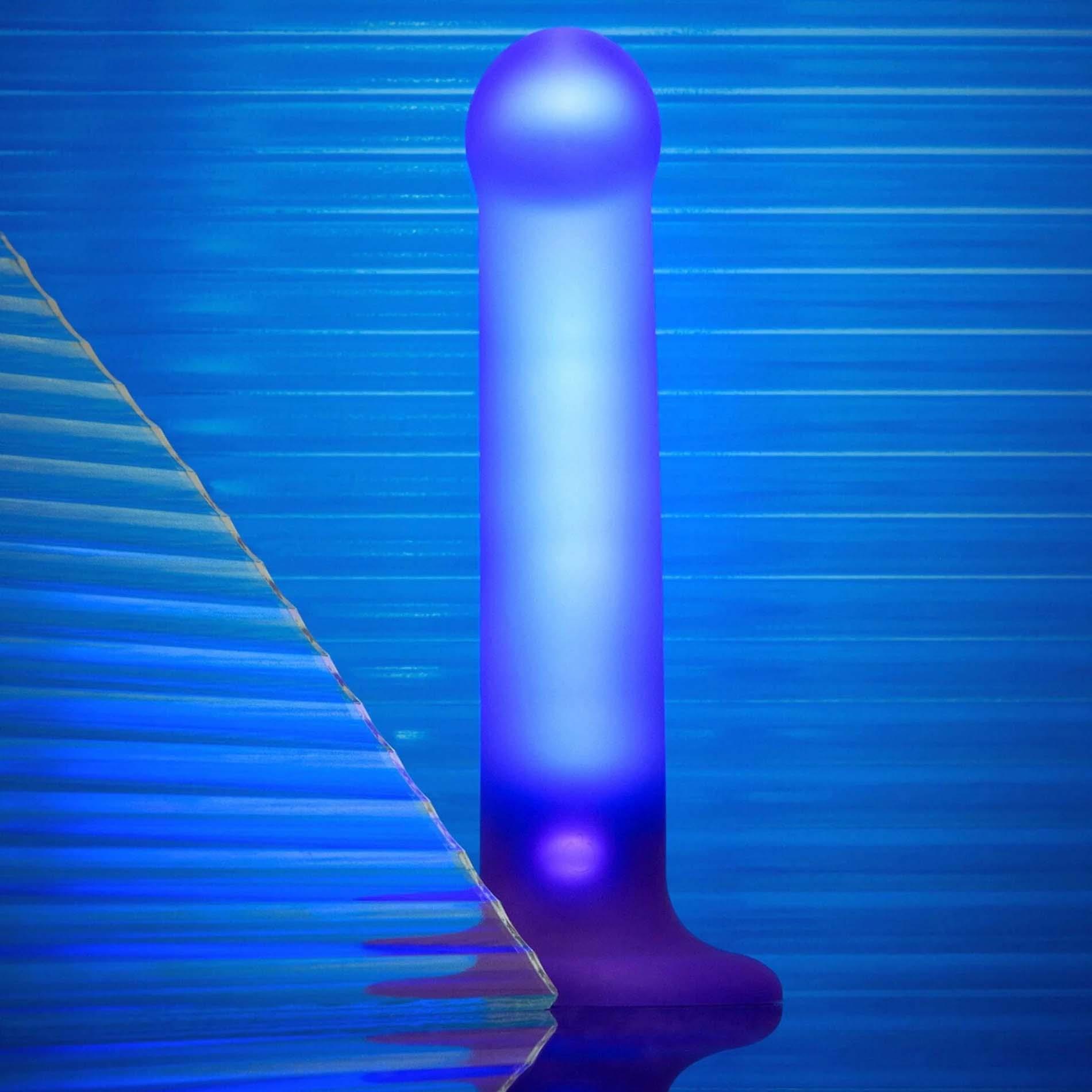 Dildo realistyczne LED fioletowe Straponme 18 cm M - obrazek 8