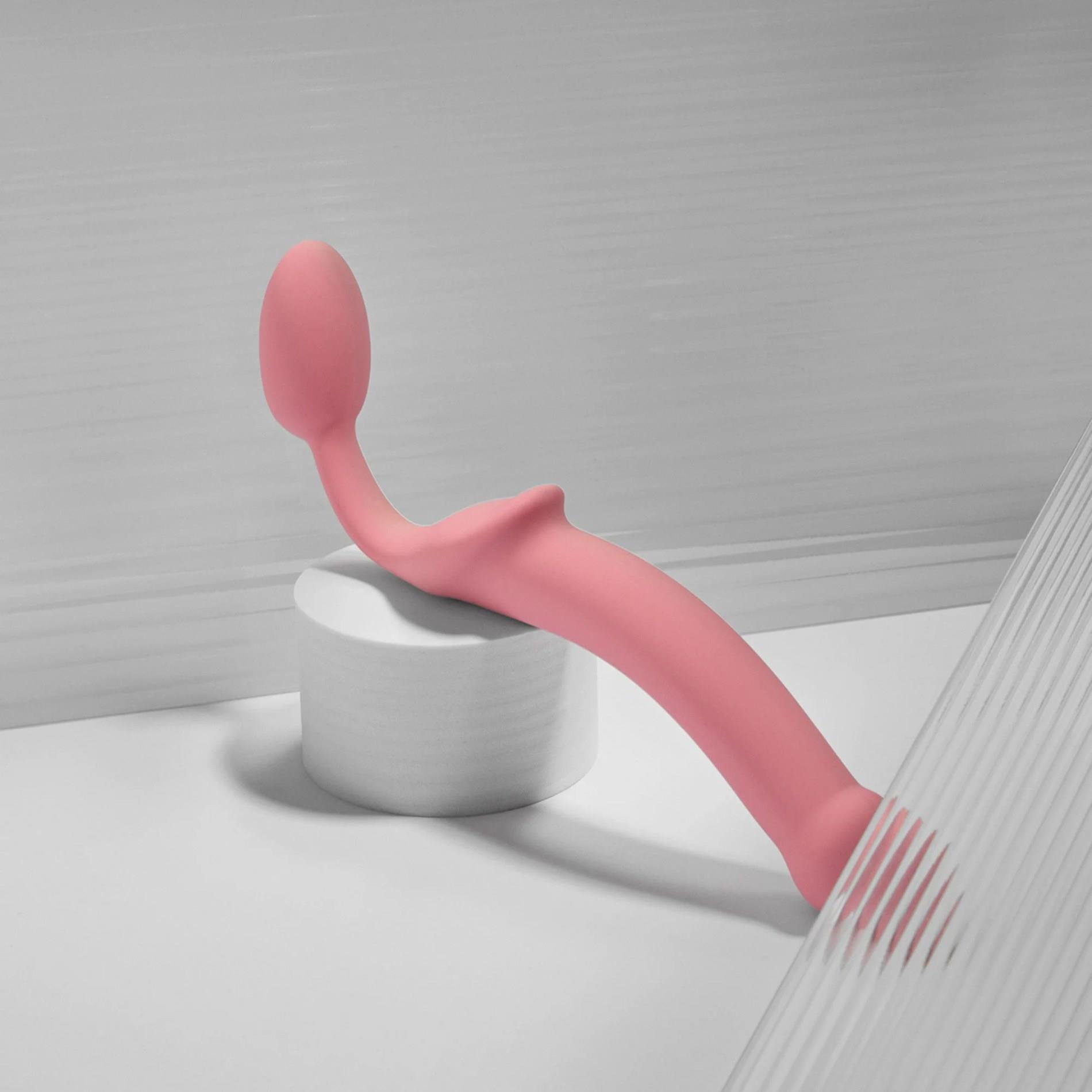 Strapon silikonowy półrealistyczny giętki Dorcel różowy M - obrazek 4
