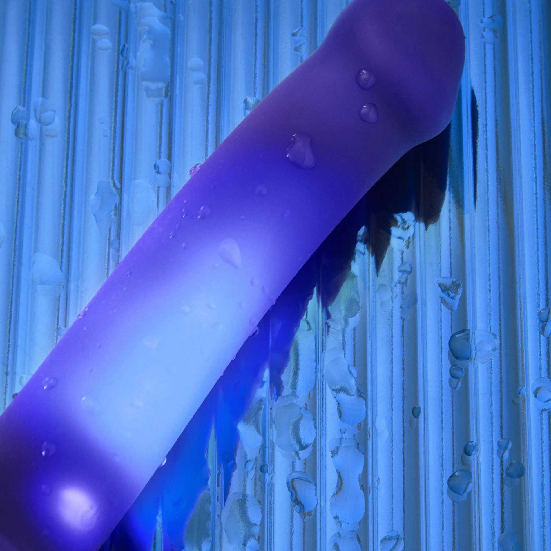 Dildo realistyczne LED fioletowe Straponme 18 cm M - obrazek 9